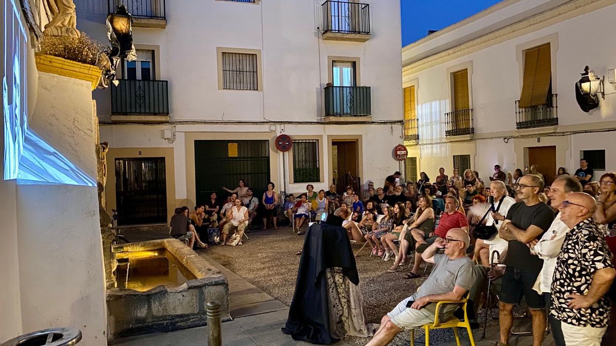 Proyección en la fachada del Fuenseca contra el cierre de los cines.