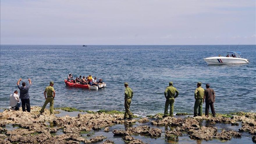Un grupo de 22 balseros cubanos llega a los Cayos de Florida, EE.UU.