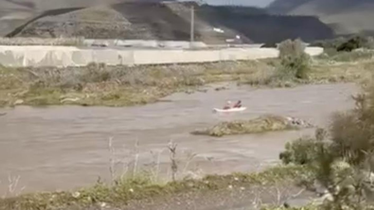 Grave imprudencia en Gran Canaria: dos personas ignoran los riesgos de la borrasca Therese y navegan en kayak por el barranco de La Aldea