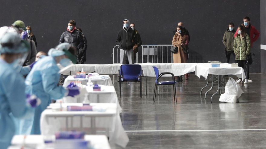 Personal sanitario realiza pruebas de diagnóstico para detectar el coronavirus.