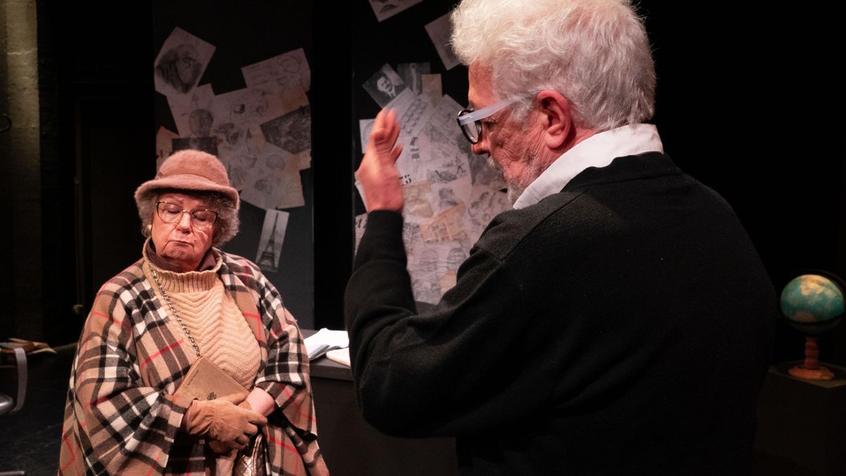 La señora tortuga contando sus historias al catedrático.