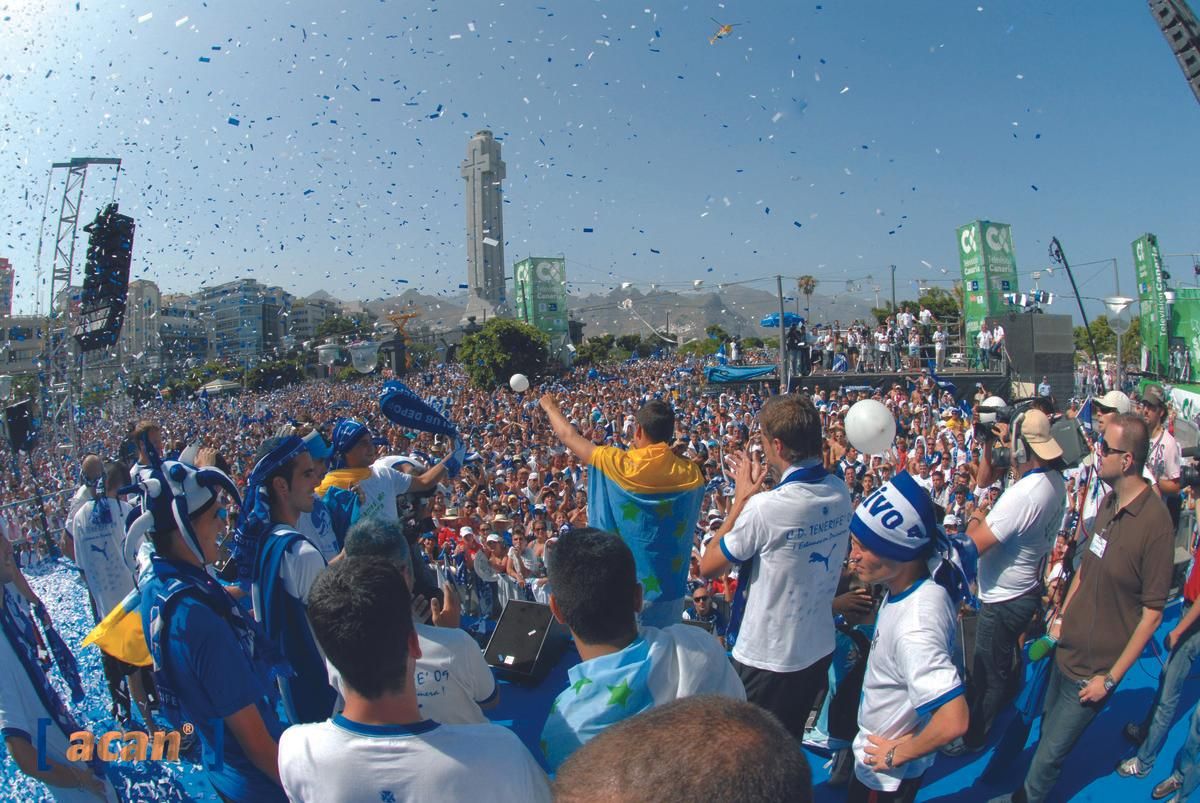 Aspecto de la Plaza de España mientras Pablo Sicilia se dirige a los aficionados y miles de papelitos caen desde el cielo