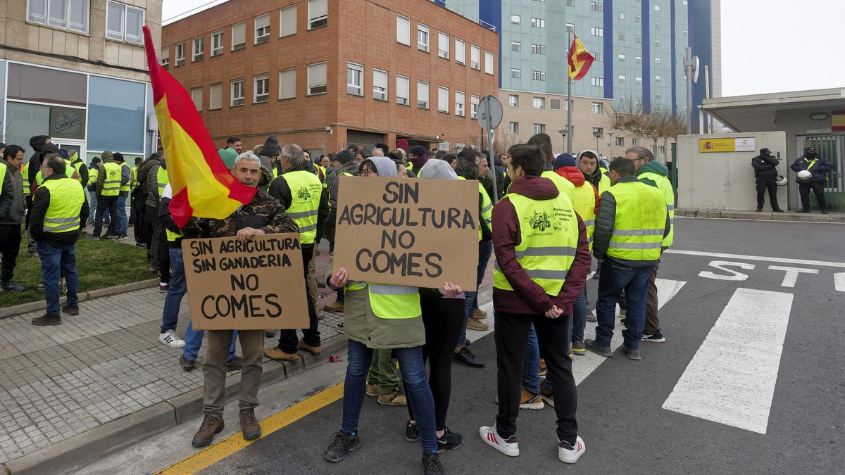 Varios agricultores se concentran en los alrededores del cuartel de la Guardia Civil de Burgos tras la detención de dos manifestantes en la protesta en la AP-1.