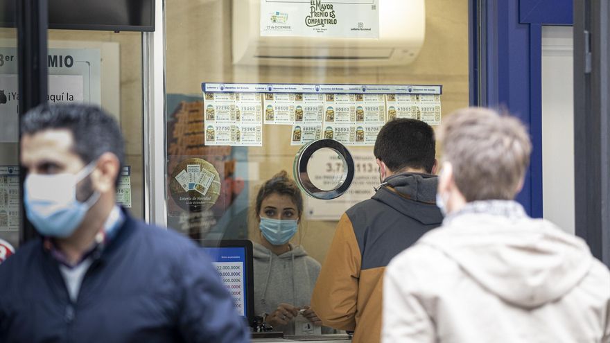 Colas para comprar la lotería de Navidad en la administración 'El Gato Negro'. En Sevilla (Andalucía, España), a 18 de diciembre de 2020.