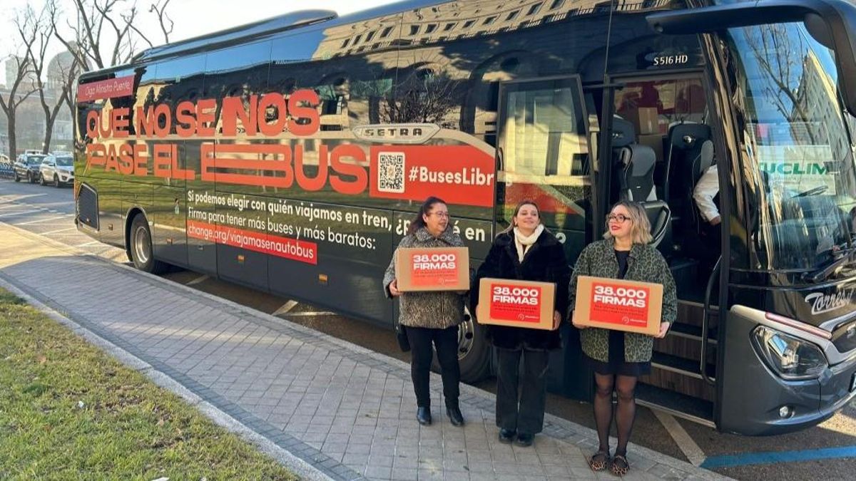 Miembros de la plataforma #ViajarMásEnBus, cuando presentaron 38.000 firmas en el Ministerio de Transportes para cambiar el modelo.