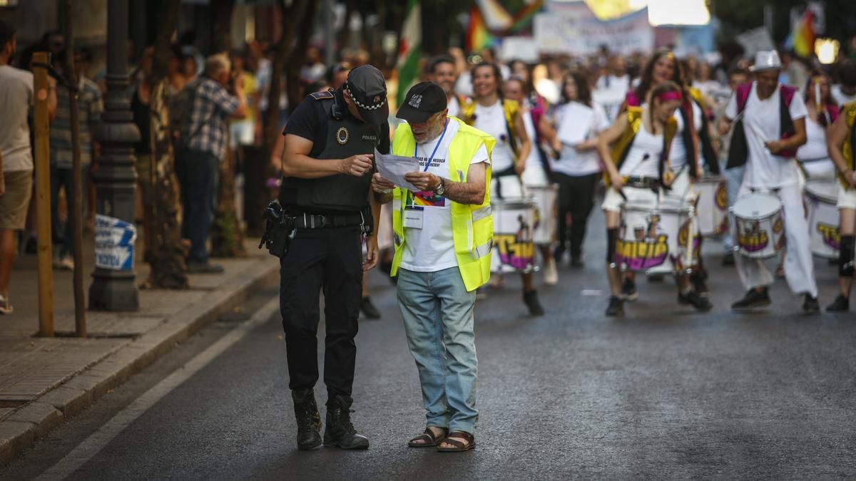 Uno de los organizadores comunicándole a un policía local el recorrido de la manifestación