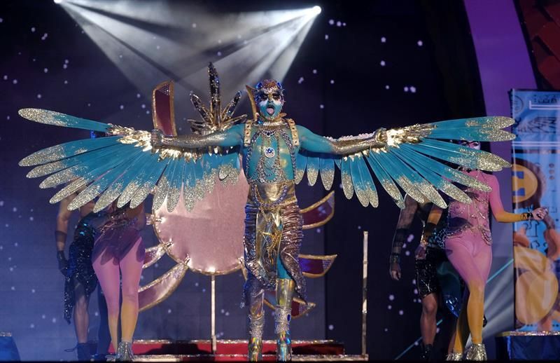 Drag Gio y High Heels Performance, con su fantasía 'Brilla cuando no luce el sol'. (EFE/Angel Medina G.).