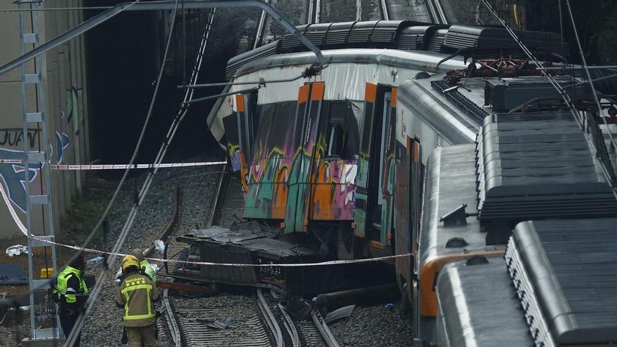 Los bomberos revisan la zona del accidente en Gelida