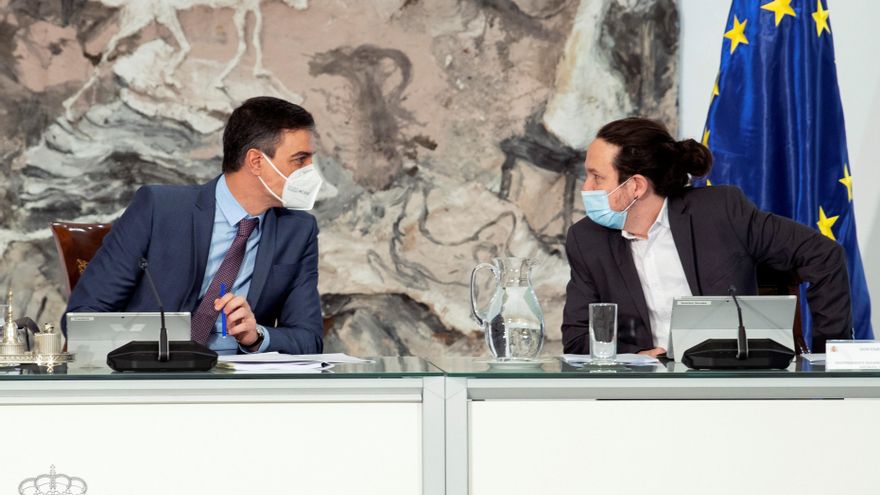 El presidente del Gobierno, Pedro Sánchez (c), conversa con el vicepresidente Pablo Iglesias, durante la reunión del Consejo de Ministros celebrado este martes en Moncloa. EFE/Pool Moncloa/Borja Puig de la Bellacasa