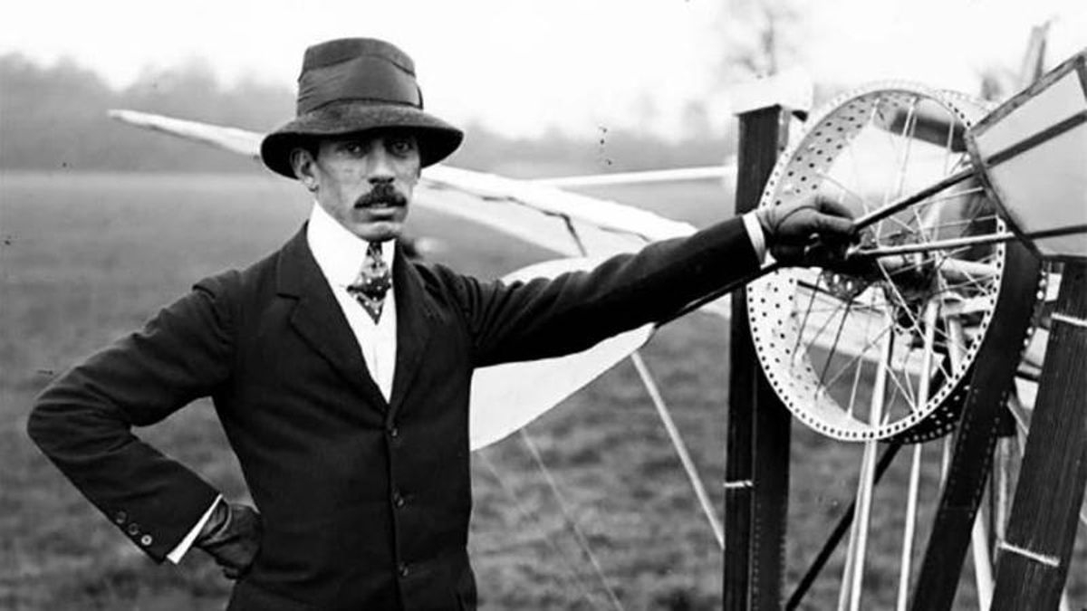 Fue hace 120 años cuando este brasileño voló apenas 60 metros a unos tres metros del suelo y por eso muchos le consideran el padre de la aviación