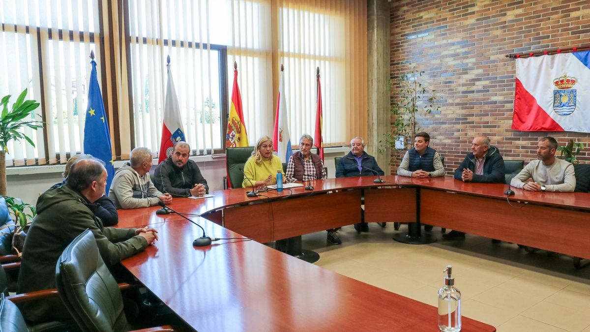 La alcaldesa, Rosa Díaz, en una reunión con vecinos de la urbanización afectada