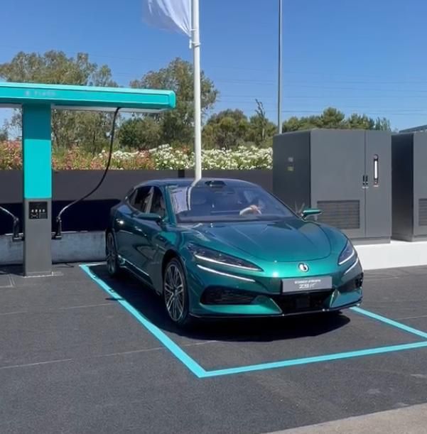 El Z9GT eléctrico, en un punto de recarga de alta potencia de Denza.