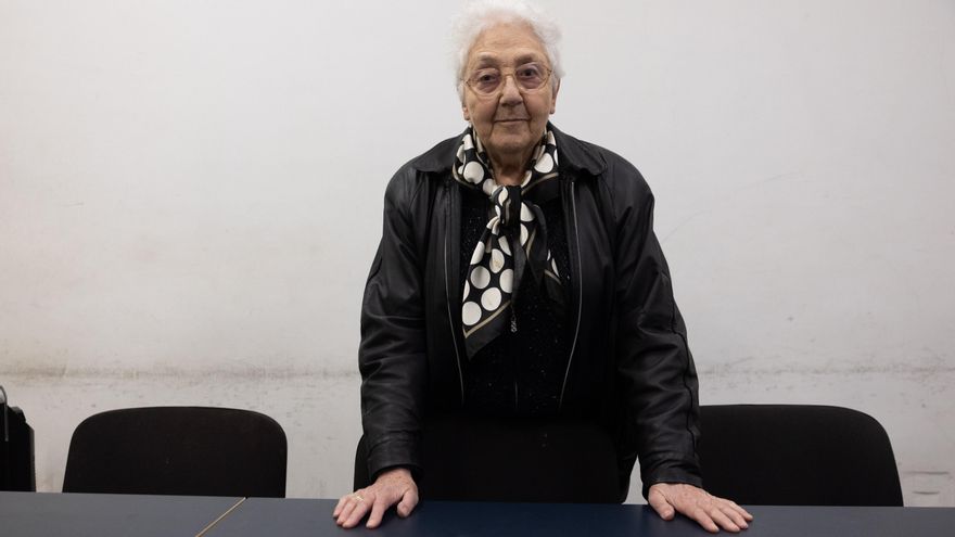 Nattan, superviviente del Holocausto, acude a la sesión de lectura de la Biblia con Gábor