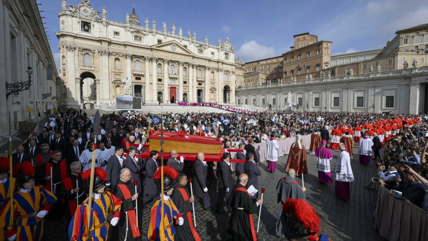 Emoción y respeto entre los fieles para despedir al papa Francisco en el Vaticano