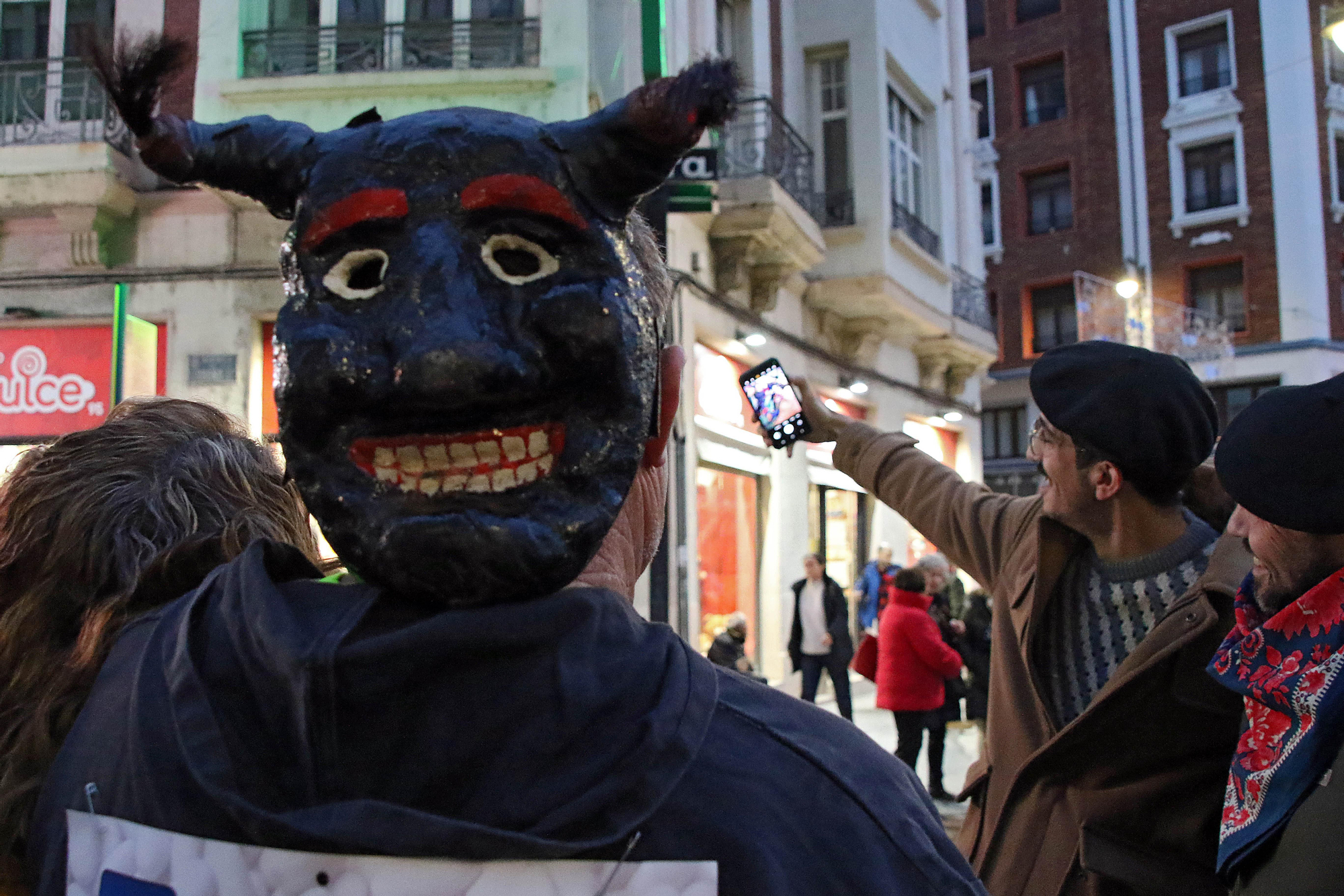 Con madreñas y a lo loco por el centro de León