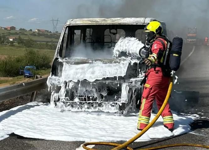 Extinguiendo el fuego de la furgoneta en la autopista León-Astorga.