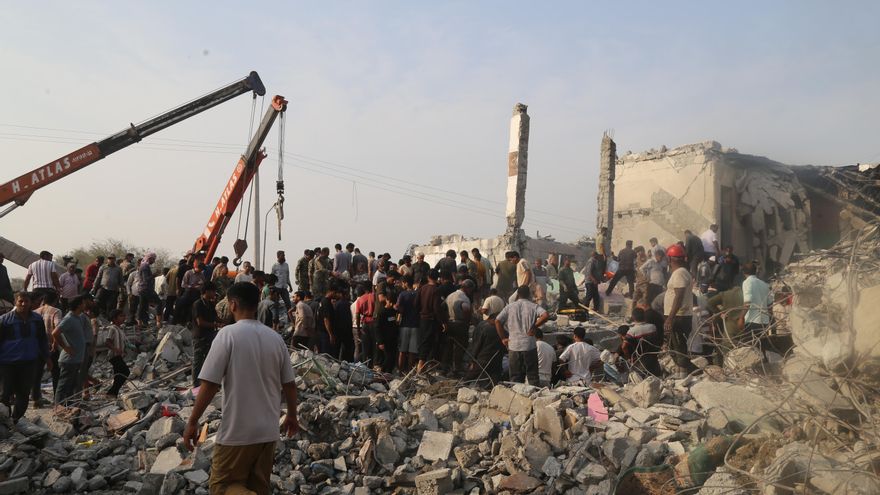 Rescatistas y residentes locales intentan salvar a los heridos entre los escombros de una escuela primaria femenina atacada en Minab, en la provincia sureña iraní de Hormozgan, el 28 de febrero de 2026.Europa Press / Contacto / Mehr News Agency