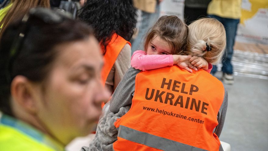 Una voluntaria consuela a una niña en un centro de ayuda a refugiados ucranianos en Lublin, Polonia. EFE/EPA/Wojtek Jargilo/Archivo