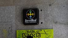 Un cliente de Bankia hace uso de un cajero automático en Madrid. / J. P. V.-G.