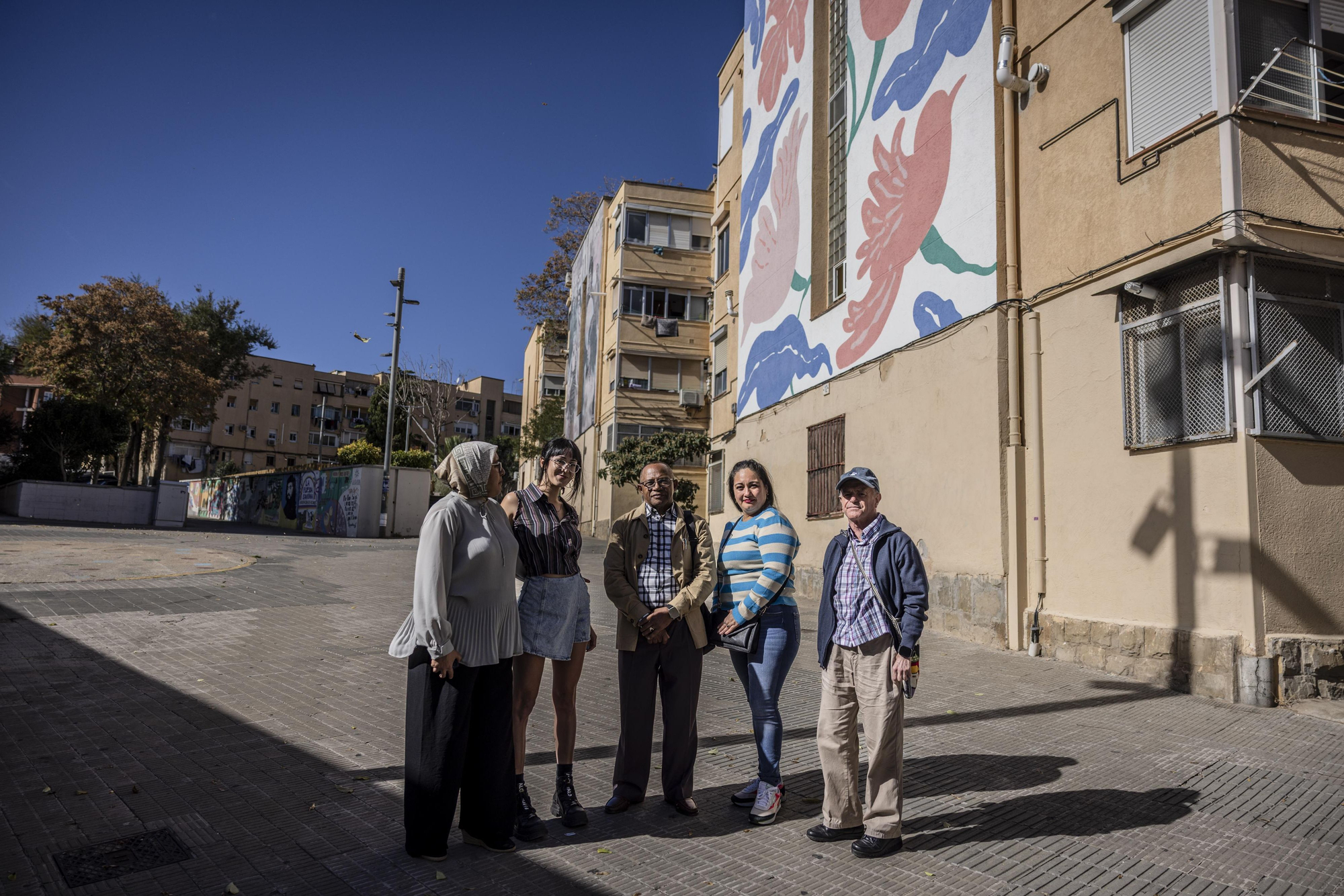 De izquierda a derecha, los vecinos de la Florida (L’Hospitalet de Llobregat) Fatima Zohra, Júlia Portal, Roberto Mejía, Norma Elvir y Emilià Amodóvar.