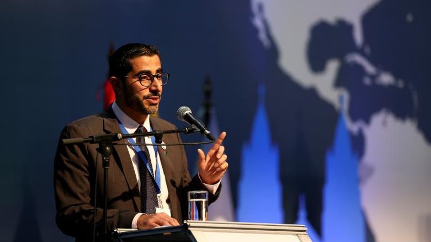 El nuevo presidente del FGMD, Nasser bin Thani Al Hamli, ministro de Recursos Humanos y Emigración de los Emiratos, habla este jueves durante la clausura del XII Cumbre del Foro Global sobre Migración y Desarrollo (FGMD), en Quito (Ecuador).