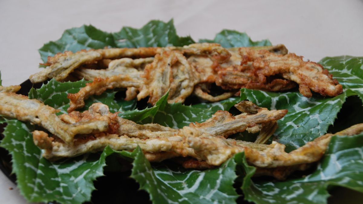 Pencas rebozadas de cardo mariano