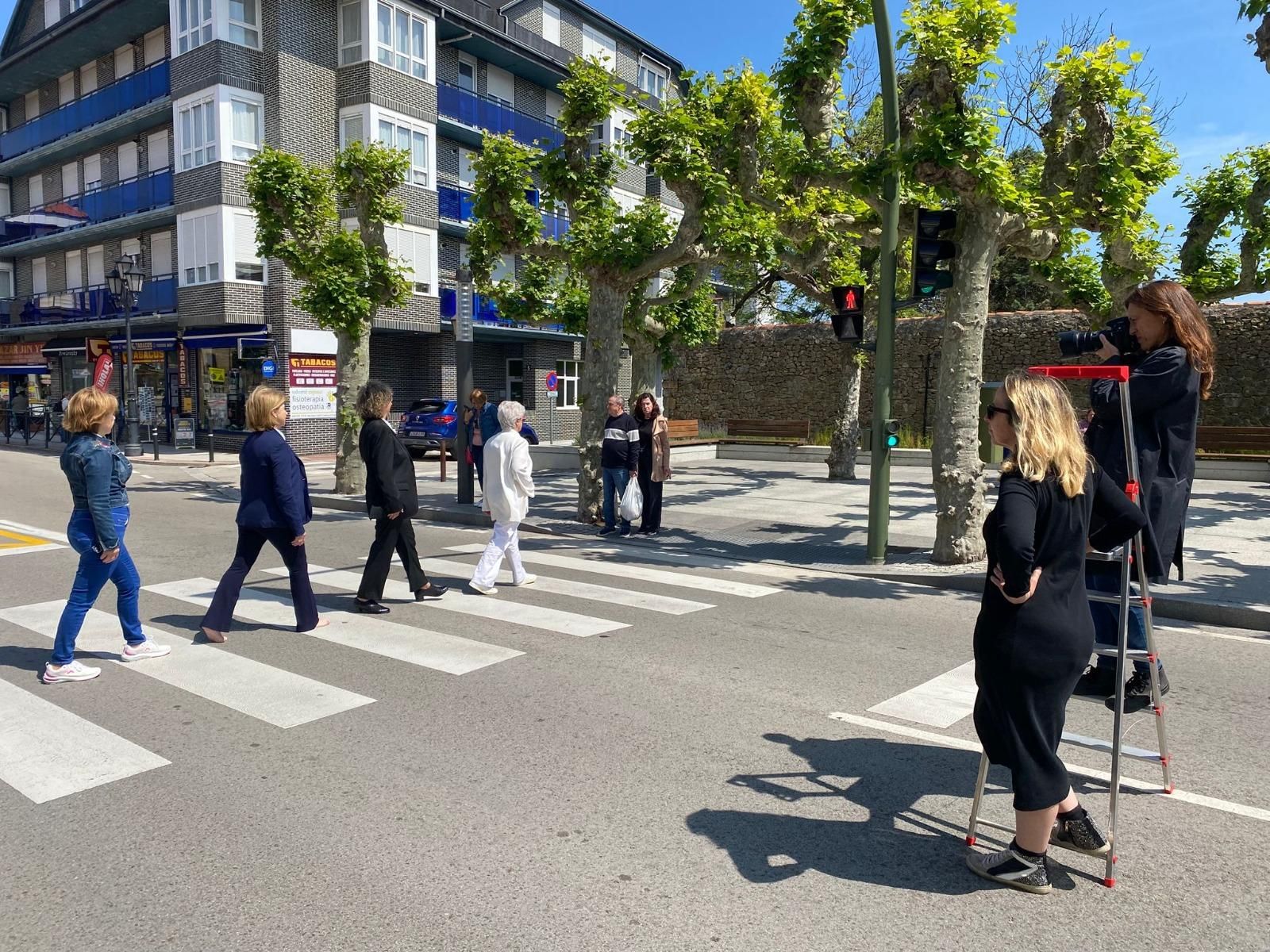Versión suancina 'Abby Road', por 'las lideresas de Suances'.