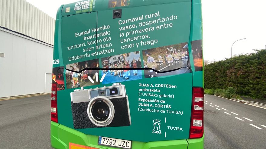 El Carnaval tradicional de los pueblos vascos viaja en autobús por Vitoria gracias a las fotografías de un conductor