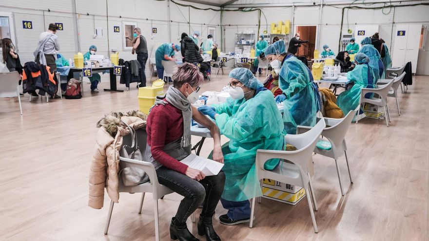 Los no vacunados ocupan el 67 % de los cuidados intensivos en Italia EFE/EPA/Tino Romano