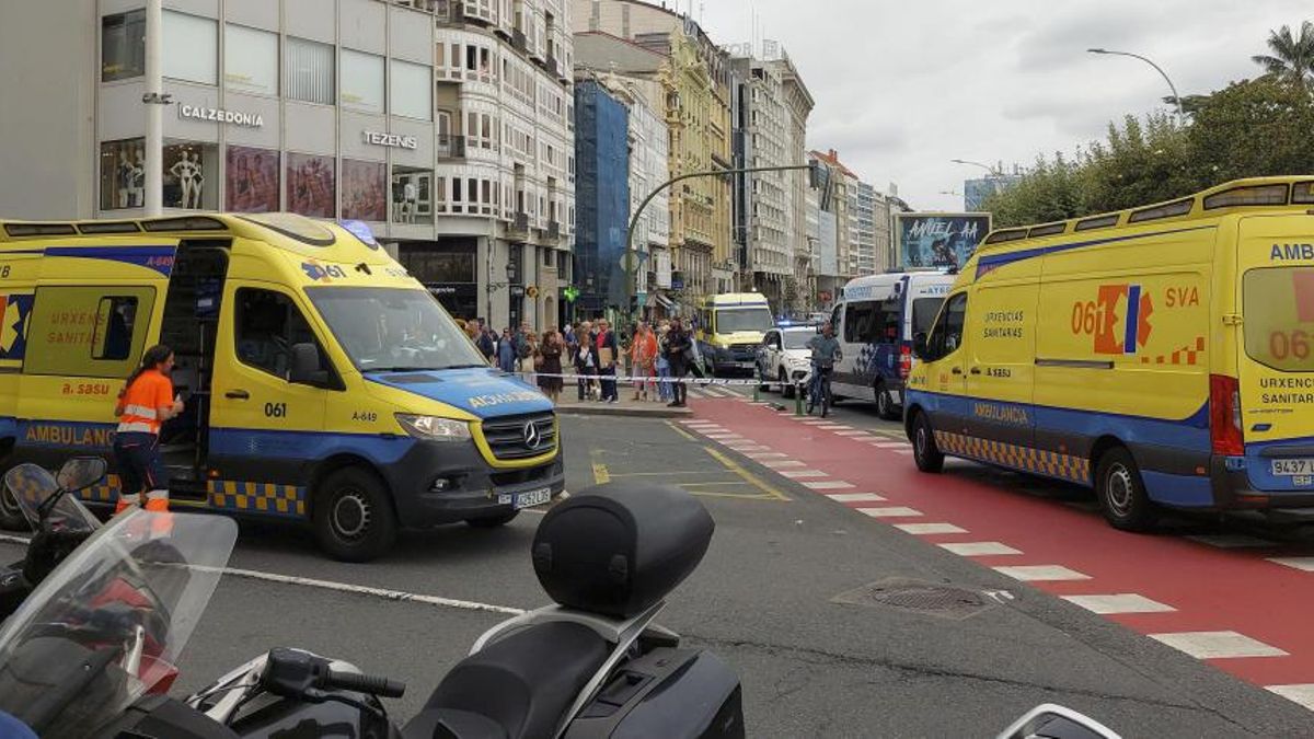 Ambulancias en el paso de cebra de la calle Juana de Vega donde se produjo el atropello múltiple