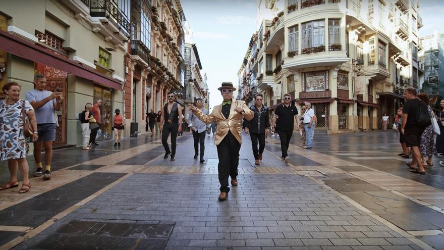 La aventura de 'Elton John' en León en el videoclip de Cosmética 'Spanish Loco'