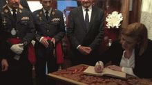 Cospedal firma en el libro de la Hermandad de La Misericordia en presencia del alcalde y de militares