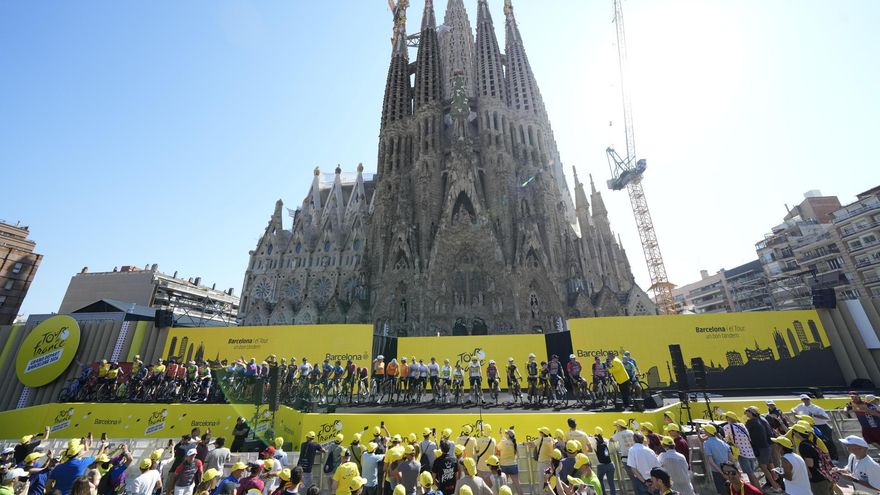 Del Papa al Tour, Barcelona exhibe su marca pese a proclamar que no quiere más turistas
