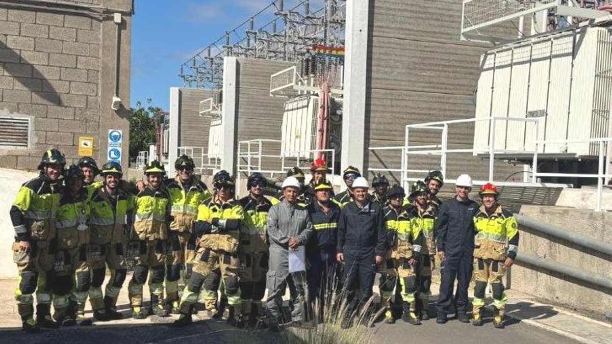 Grupo de bomberos del Consorcio de Tenerife, durante una de las visitas como parte de su formación en emergencias.