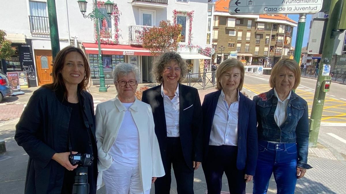 Las 'Lideresas de Suances' junto a la fotógrafa Ana Amado.