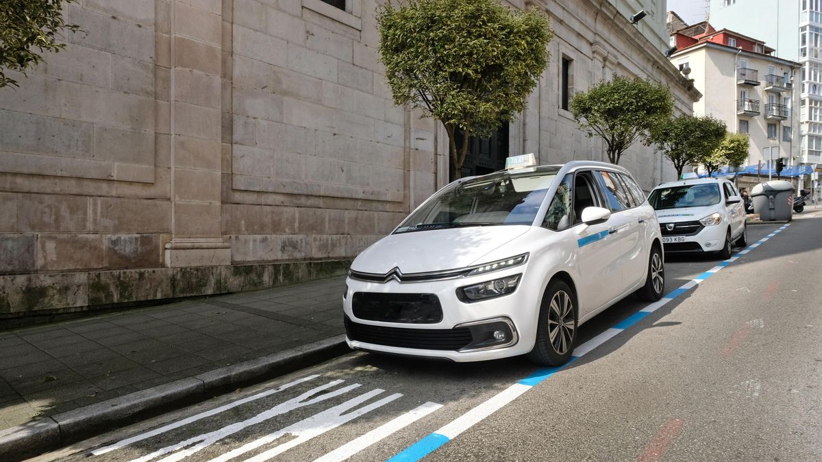 Los taxistas cántabros recurren la ordenanza de la Zona de Bajas Emisiones de Santander que les "equipara" a los vehículos con conductor
