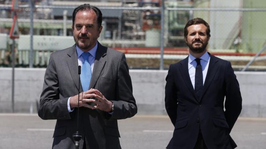 El presidente del PP Pablo Casado (d), junto al candidato a lehendakari a las elecciones vascas Carlos Iturgaiz, durante la visita que han realizado este lunes a la refinería de Petronor en Bizkaia.