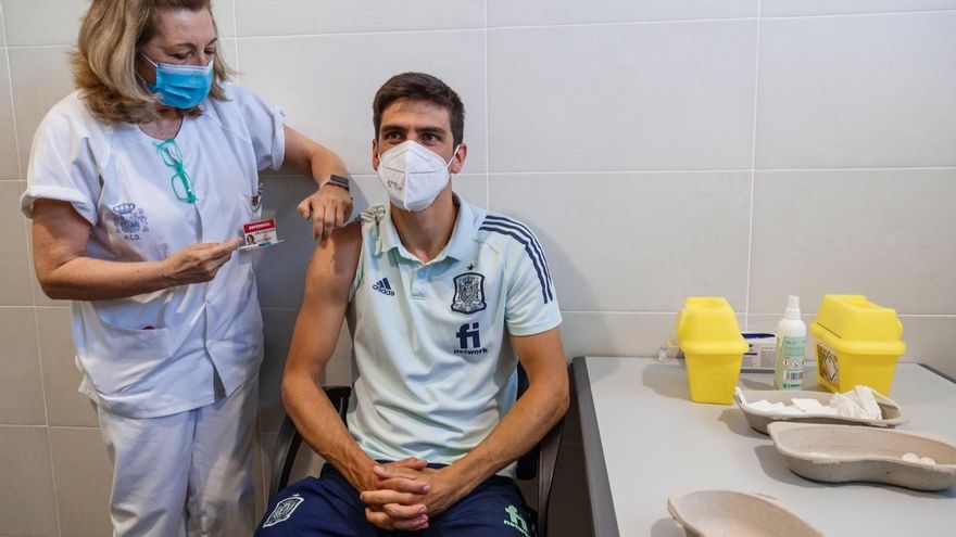 Gerard Moreno recibe su dosis de la vacuna contra el coronavirus