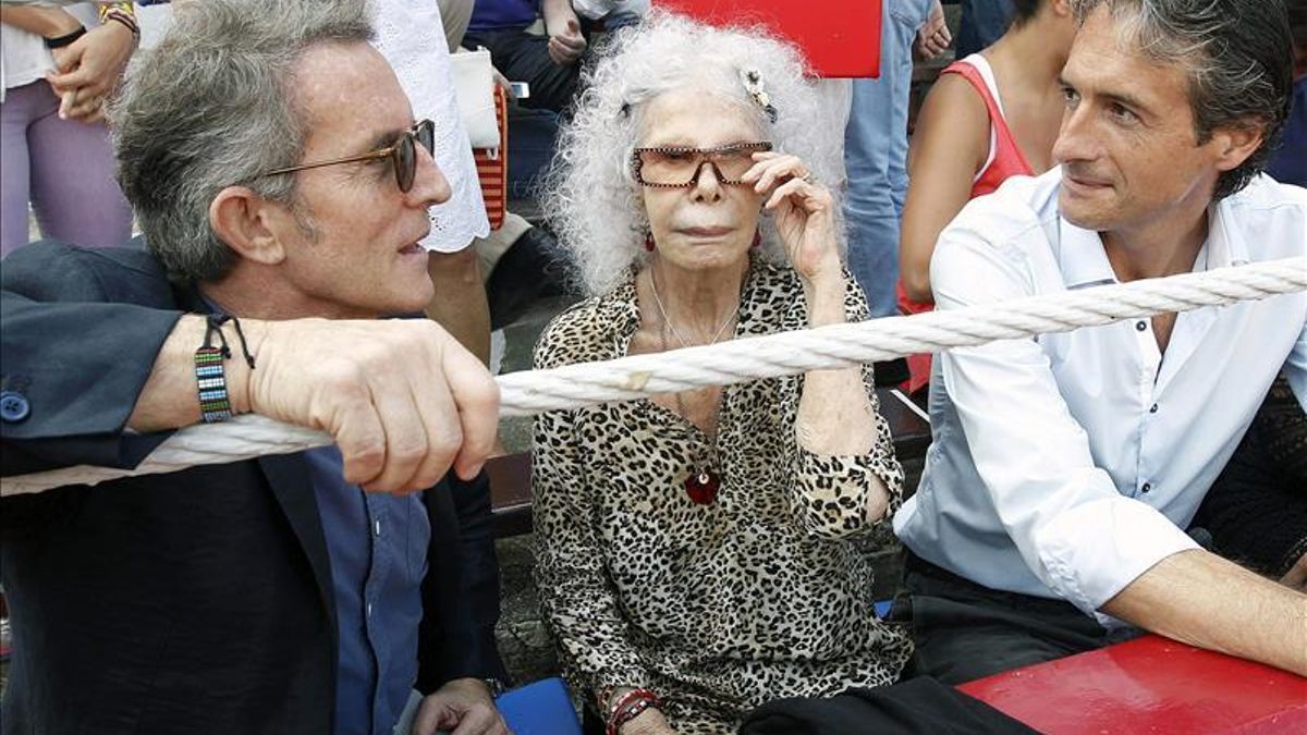 La duquesa de Alba con el alcalde de Santander en una corrida.