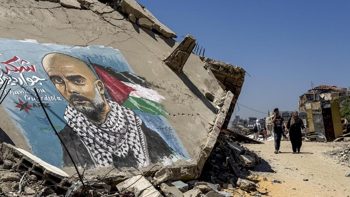 Mural dedicado a Pep Guardiola en edificios destruidos de la ciudad de Gaza, como muestra de agradecimiento por sus gestos de apoyo a Palestina.