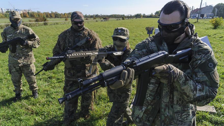 Civiles ucranianos participan en un entrenamiento para aprender habilidades militares en un campo de tiro en Leópolis el pasado 8 de octubre.