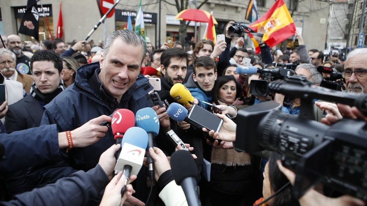 Ortega Smith dice que la transferencia de tráfico a Navarra es "una nueva cesión a los proetarras"