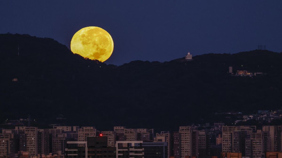 Vista de la superluna de octubre en Taipei, Taiwan.