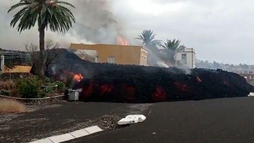 Lava avanzando en La Palma