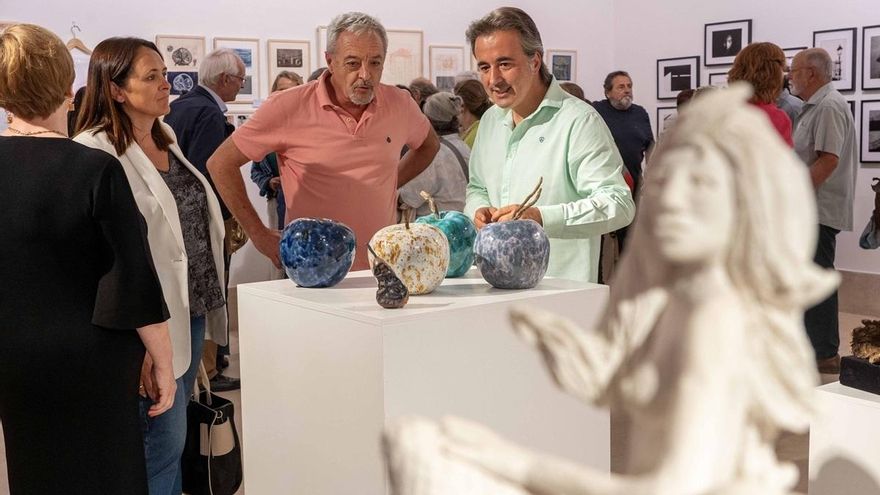 El alcalde de Camargo, Diego Movellán, inaugura en La Vidriera la muestra de las obras de los alumnos de los talleres de expresión artística