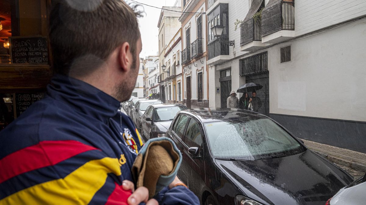 Costalero refugiándose del fuerte aguacero