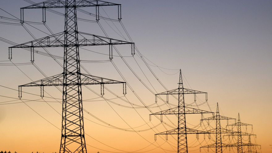 Vista de varios postes eléctricos. EFE/PATRICK SEEGER/Archivo