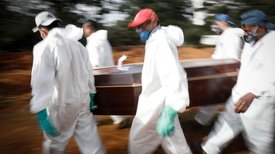 Brasil no registraba menos de 900 muertes diarias desde el pasado 1 de marzo, cuando fueron contabilizados 778 fallecimientos. EFE/Fernando Bizerra Jr/Archivo