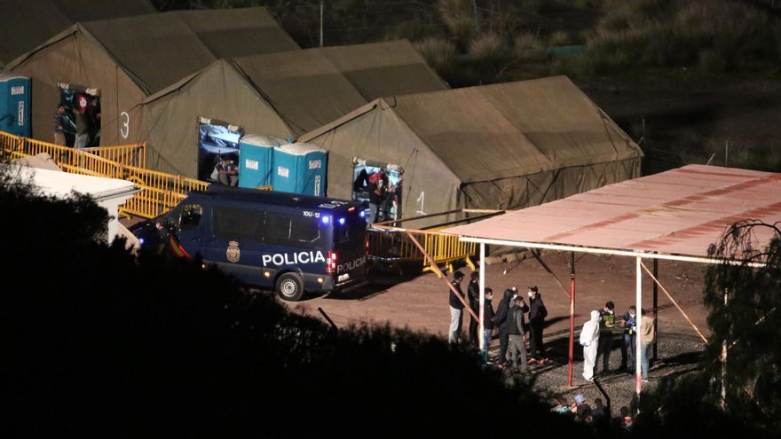 La Brigada Canarias XVI instaló más de 20 tiendas de campaña sobre un suelo de tierra, en principio con 200 literas que posteriormente amplió a 400.