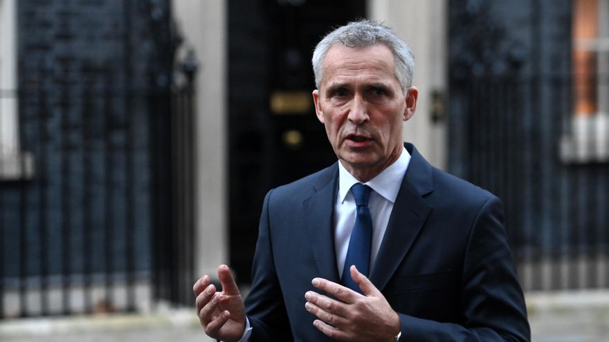 El secretario general de la OTAN, Jens Stoltenberg, realiza declaraciones a los medios de comunicación tras una reunión con el primer ministro británico, Rishi Sunak, en Londres este 9 de noviembre. EFE/EPA/ANDY RAIN